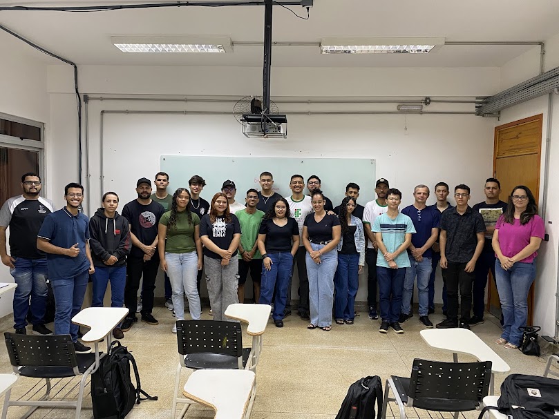 Turma do 1º período da Engenharia Elétrica . A partir deste ano, os estudantes novatos das engenharias terão aula no período noturno
